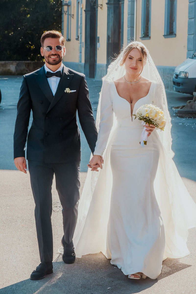 Sposi che camminano mano nella mano dopo la cerimonia, fotografo matrimonio Salerno
