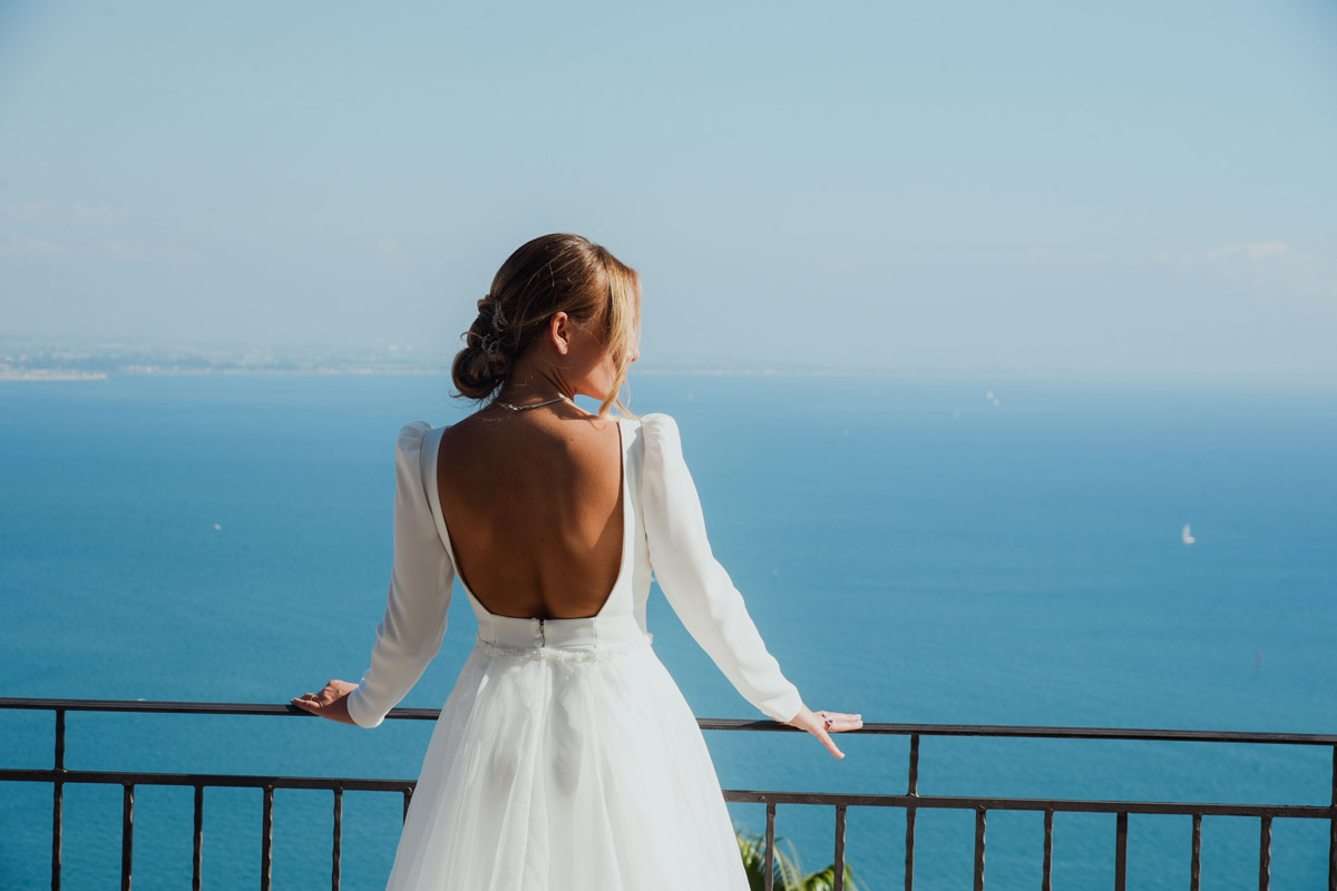 Sposa di spalle davanti al golfo di Salerno, matrimonio vista mare in Campania