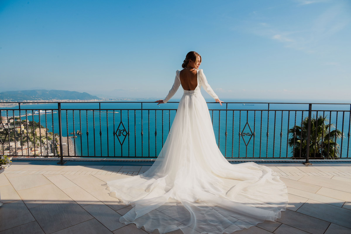 Matrimonio vista mare in Costiera Amalfitana fotografato a Salerno, sposa sulla terrazza sul golfo