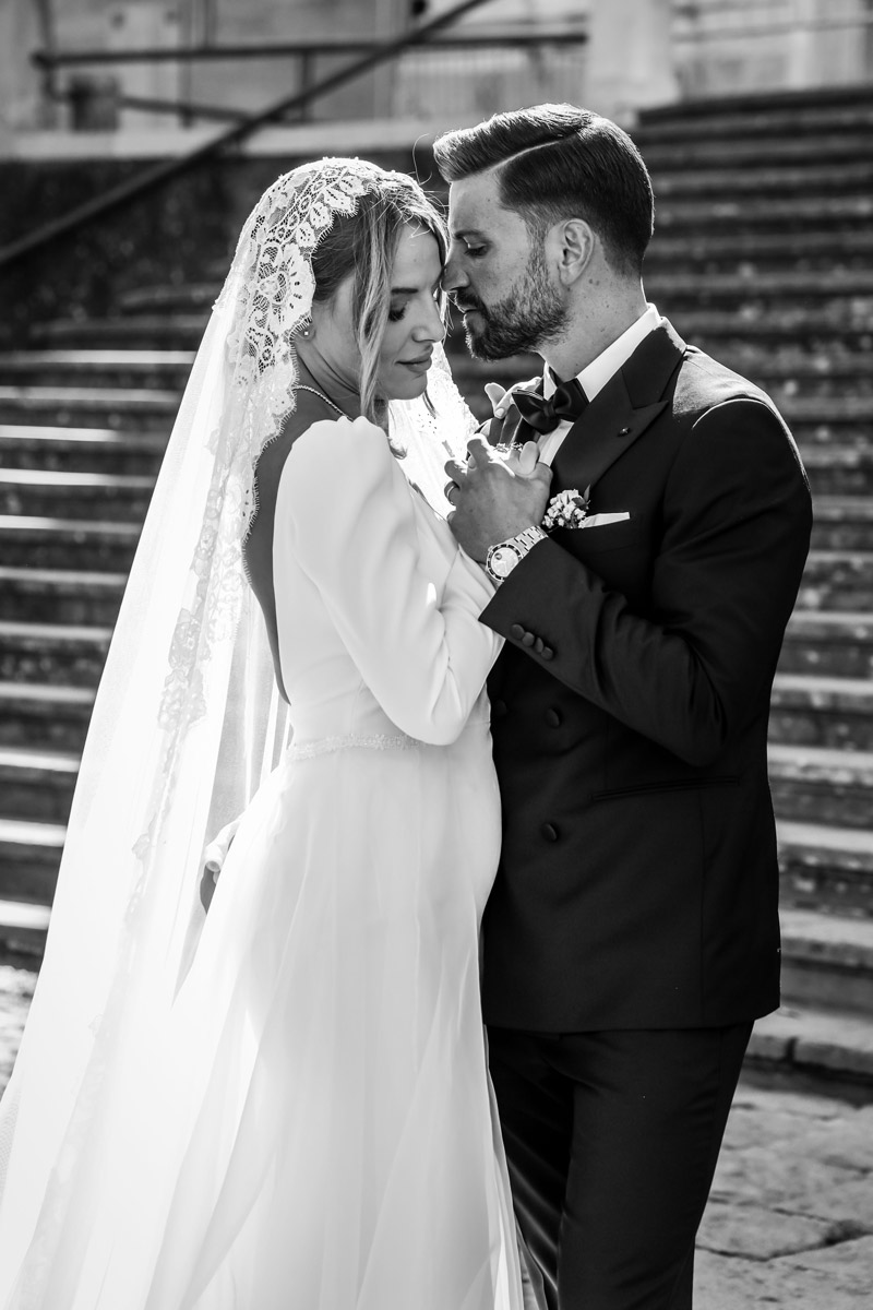 Sposi vicini in bianco e nero sulla scalinata, fotografo matrimonio Salerno Costiera Amalfitana