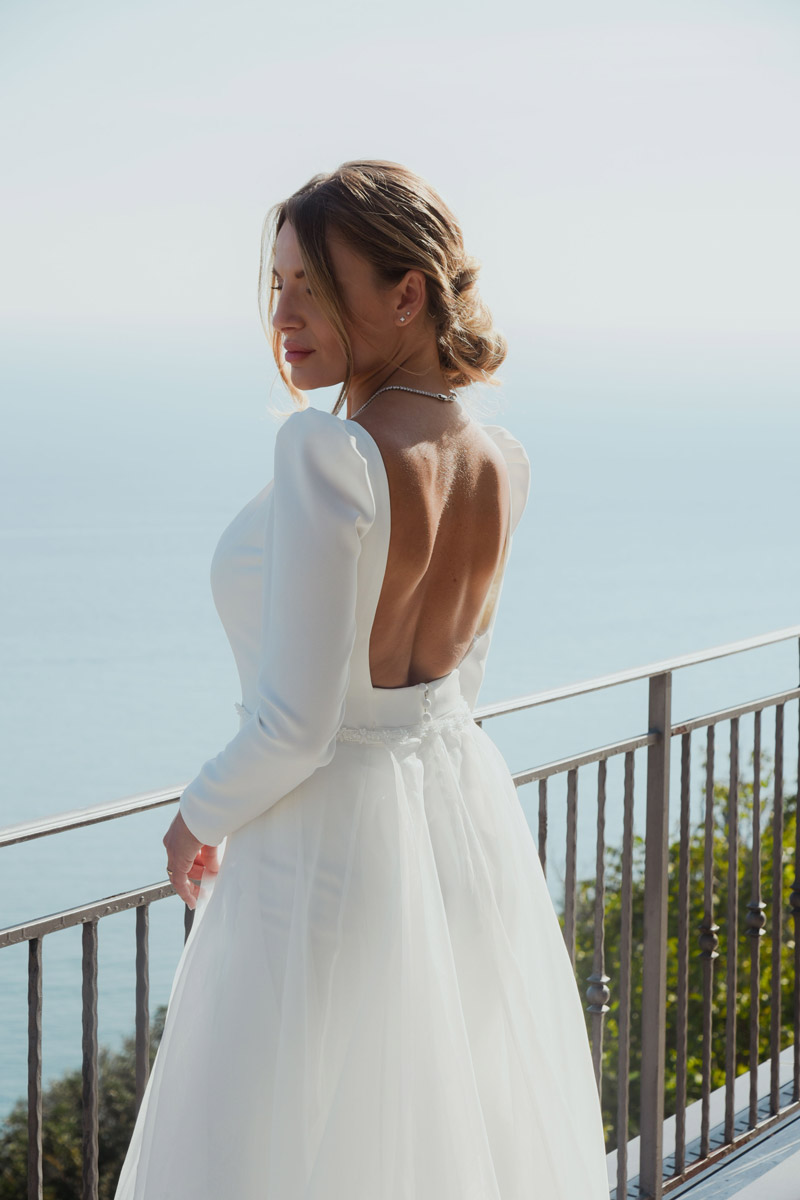 Sposa con abito a schiena scoperta sulla terrazza vista mare, fotografo matrimonio Costiera Amalfitana
