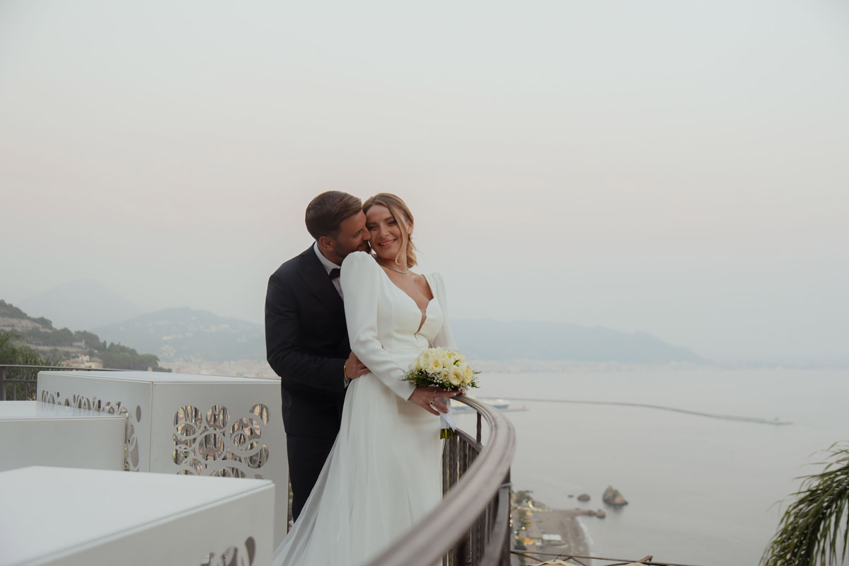 Coppia di sposi abbracciata sul belvedere al tramonto, fotografo matrimonio Salerno Costiera