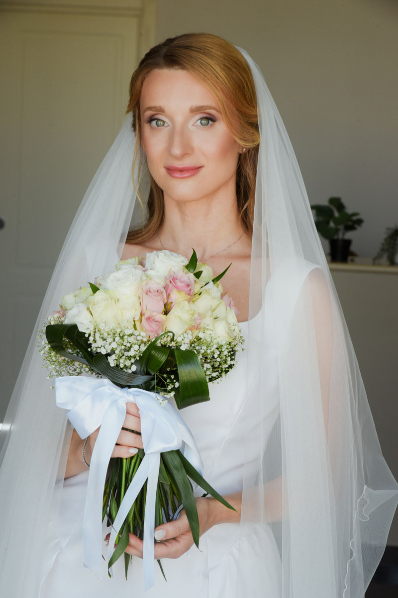 Ritratto di sposa con velo e bouquet di rose, fotografo matrimonio Salerno Campania