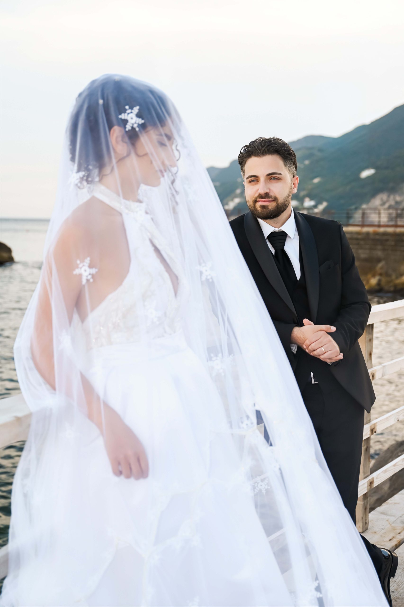 Sposi in posa durante servizio post wedding