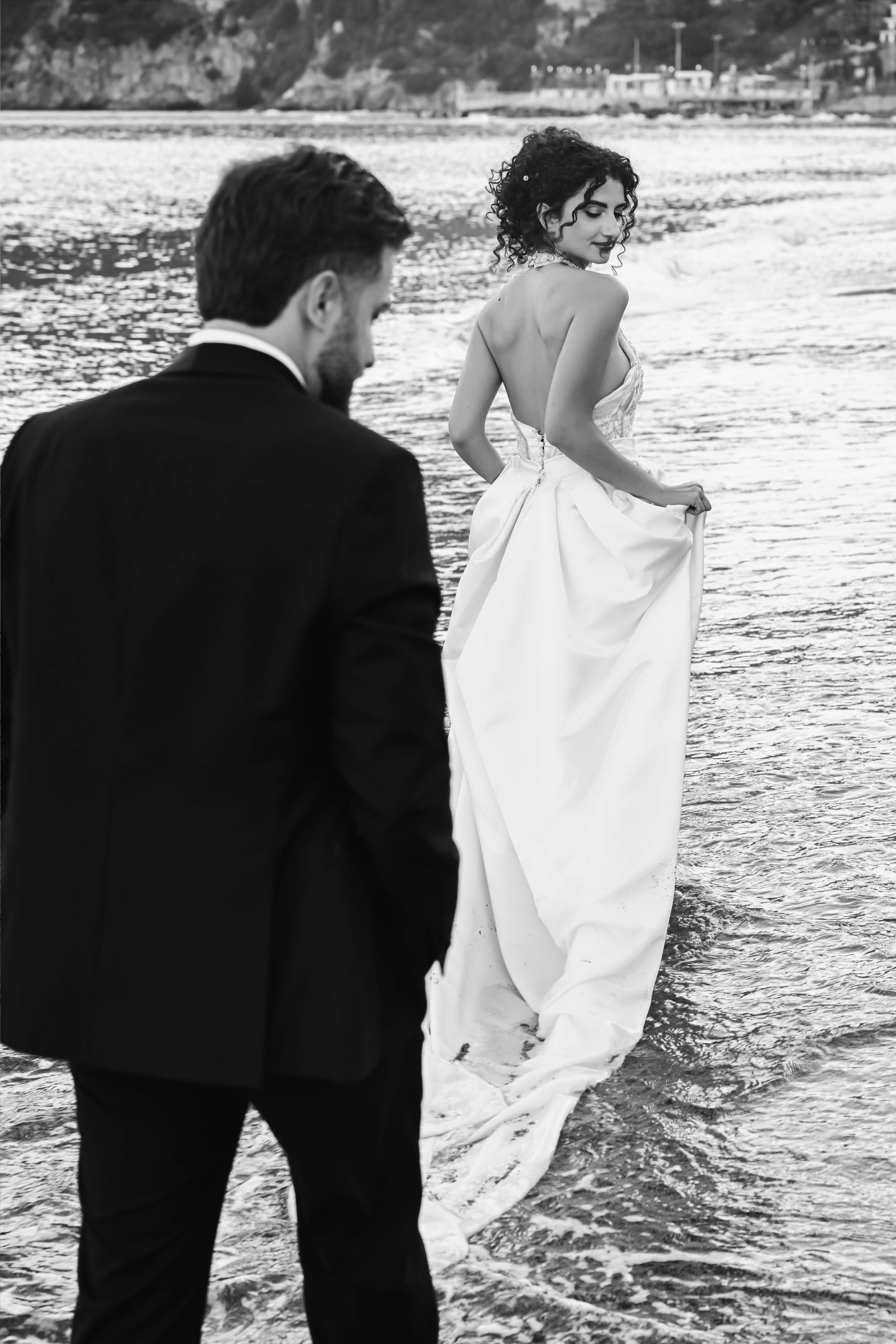 Ritratto elegante di coppia durante post wedding